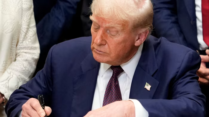 Трамп подписывает