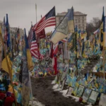 Тысячи флагов и портреты павших