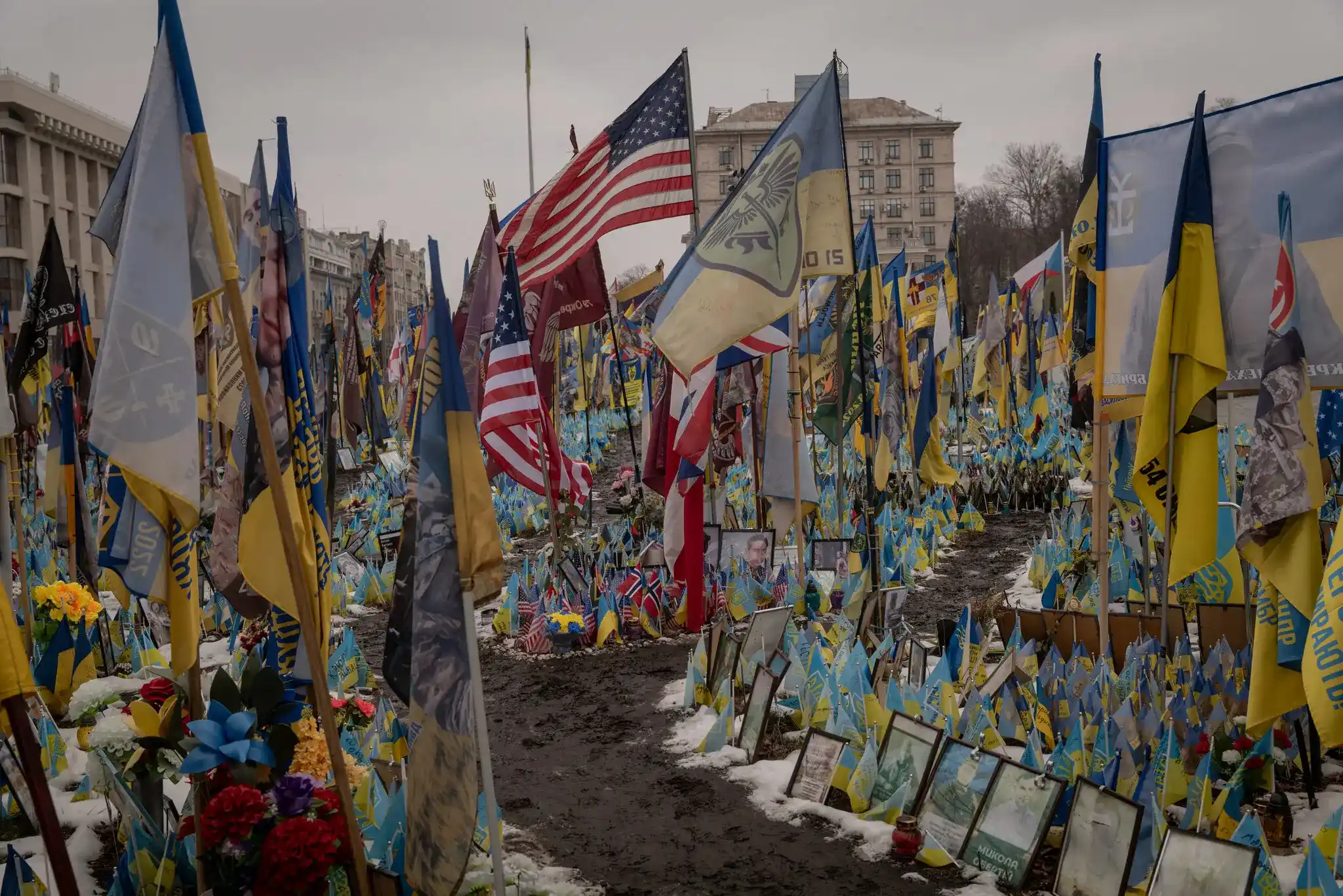 Тысячи флагов и портреты павших