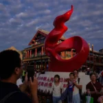 Ein Mann fotografiert