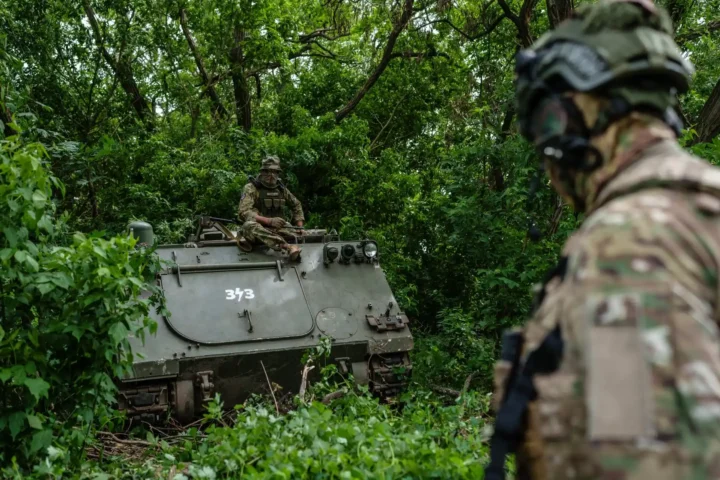 Ukrainische Soldaten und gepanzerte Fahrzeuge