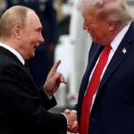 Дональд Трамп пожимает руку Владимиру Путину
