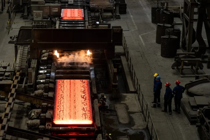 Раскалённые стальные слябы