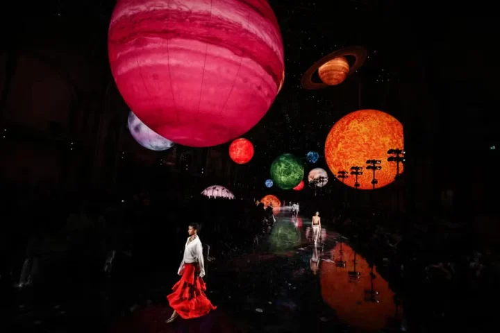 во время показа