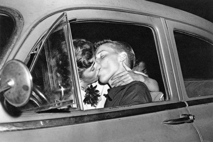 Подростки Эстель и Брэндон целуются