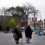 Две женщины в районе Сидар-Риверсайд