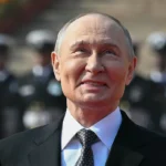 Владимир Путин широко улыбается