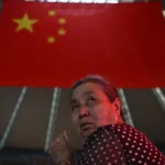 женщина под флагом