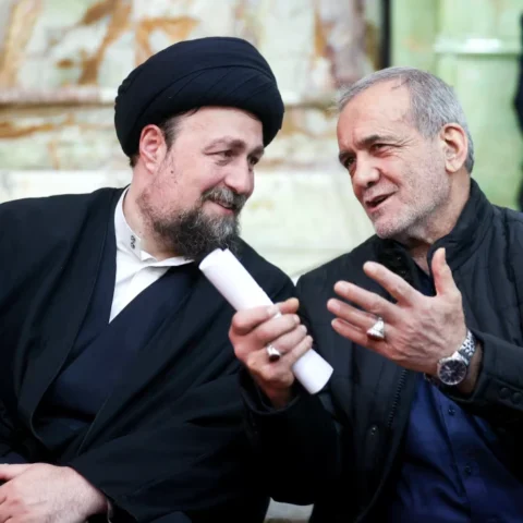 Хасан Хомейни в тюрбане и президент Ирана Масуд Пезешкиан