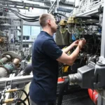 Инженер работает