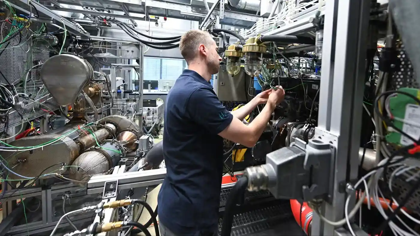 Инженер работает